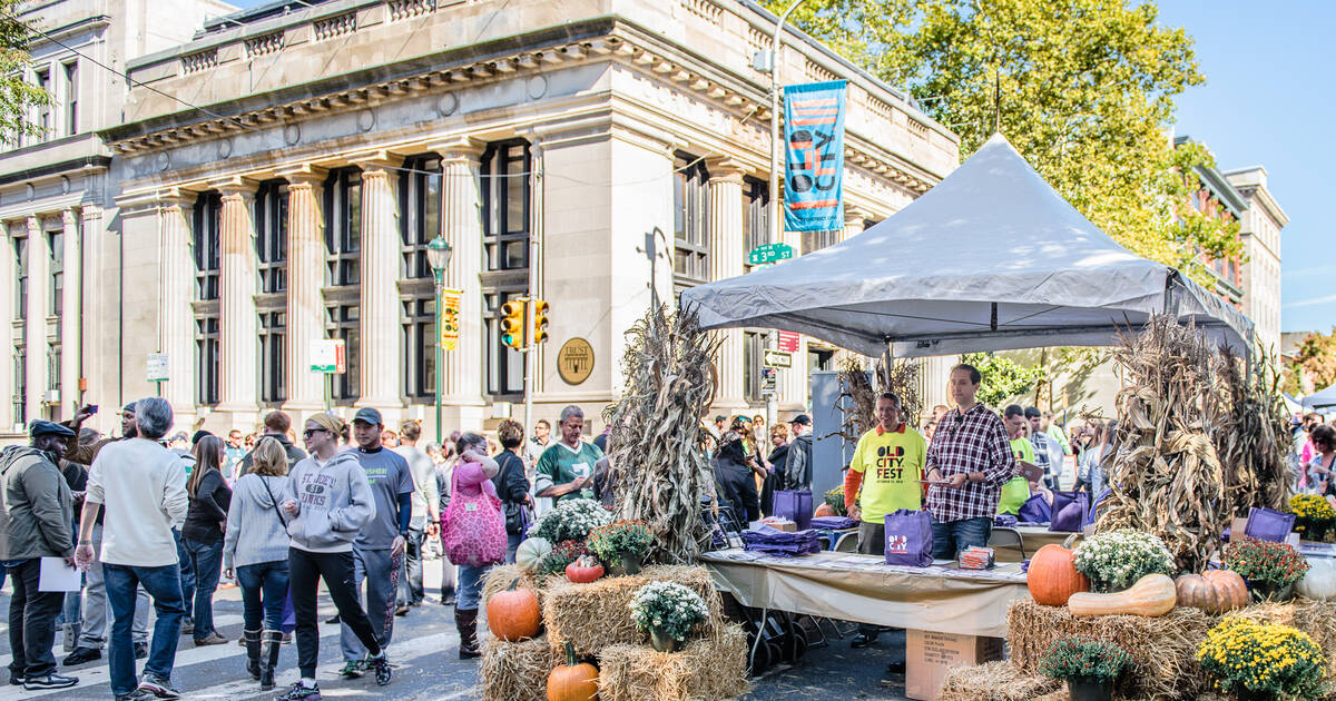 Vendors sell Eagles gear at pop-up tents – Daily Local