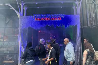 line of tourists outside an nyc haunted house