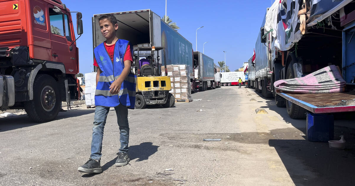 With humanitarian aid blocked at Egyptian border, Gaza draws