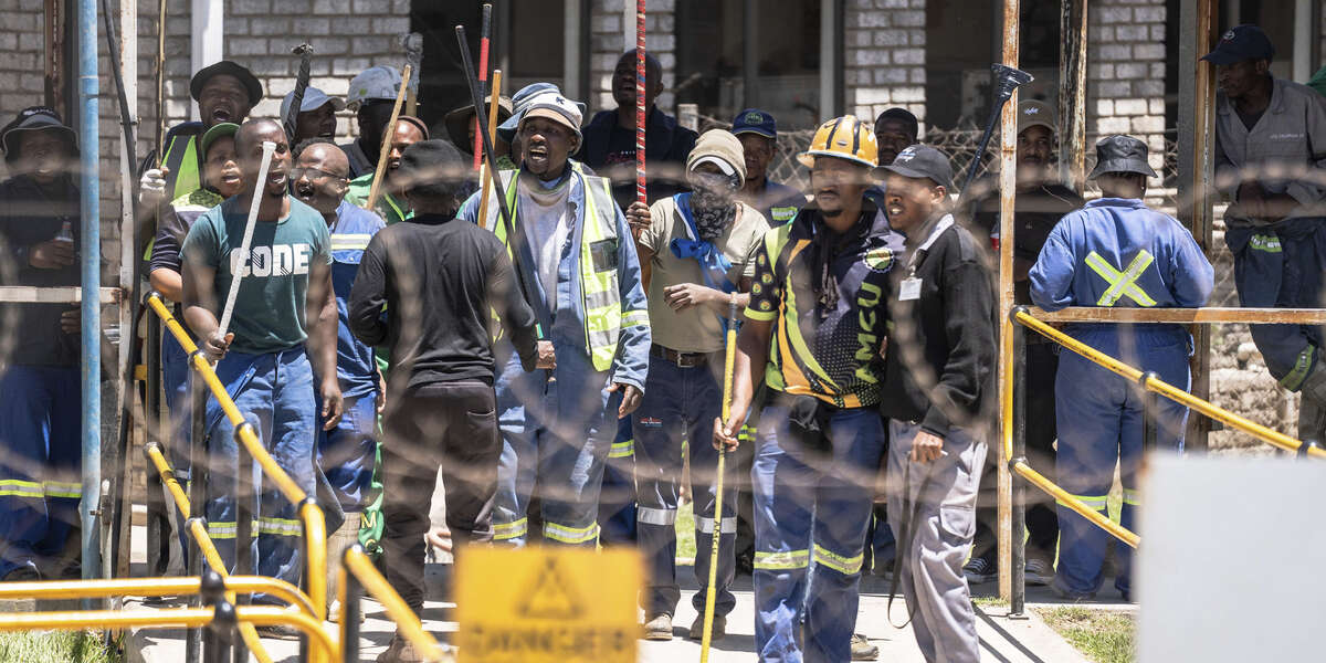 Hundreds of Miners Leave South Africa Gold Mine After Being Underground for 3 Days in Union Dispute - Vimarsana News