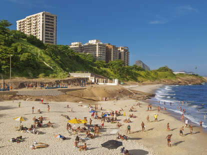 crowd of beachgoers at devils beach rio de janeiro