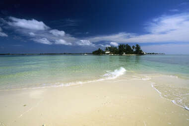 white sand beach on utila island