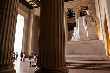 Reagan National Airport Restaurants, Bars, and Things to Do