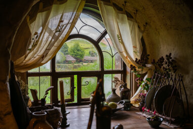hobbiton hole tour new zealand