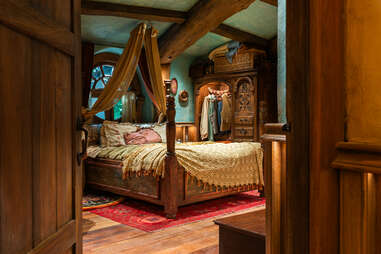 hobbiton hole bedroom new zealand