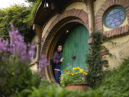 hobbiton movie set hole tour new zealand