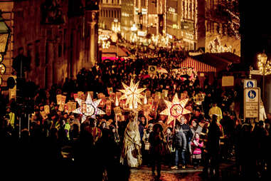 crowds gathering at nuremberg christmas market at night