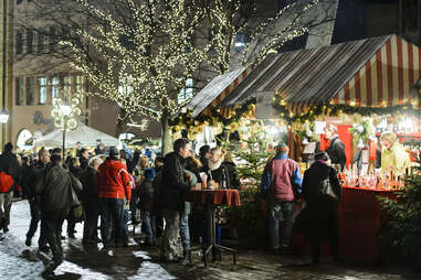 line of people waiting for drinks at nuremberg christkindlesmarkt