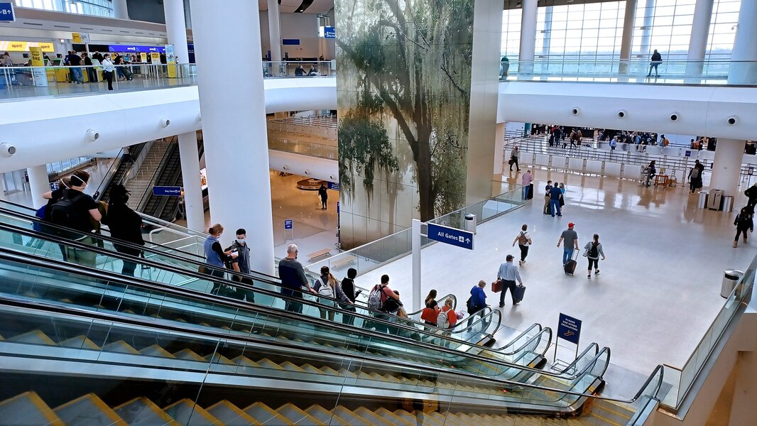 New Orleans Airport Food, Drinks, and Things to Do During a Layover ...