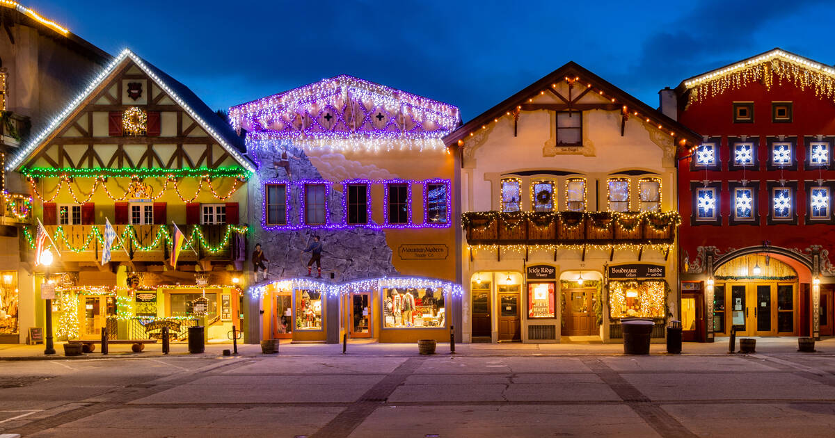 Best Small Towns to See Christmas Decorations - Thrillist