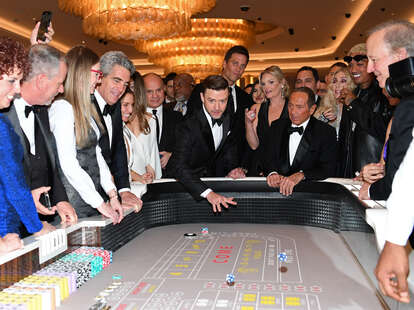 justin timberlake and tom brady playing craps at fontainebleau on the last vegas strip