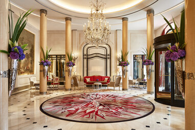 Hôtel Plaza Athénée lobby