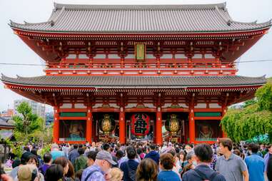 crowd of tourists visiting senso-ji temple