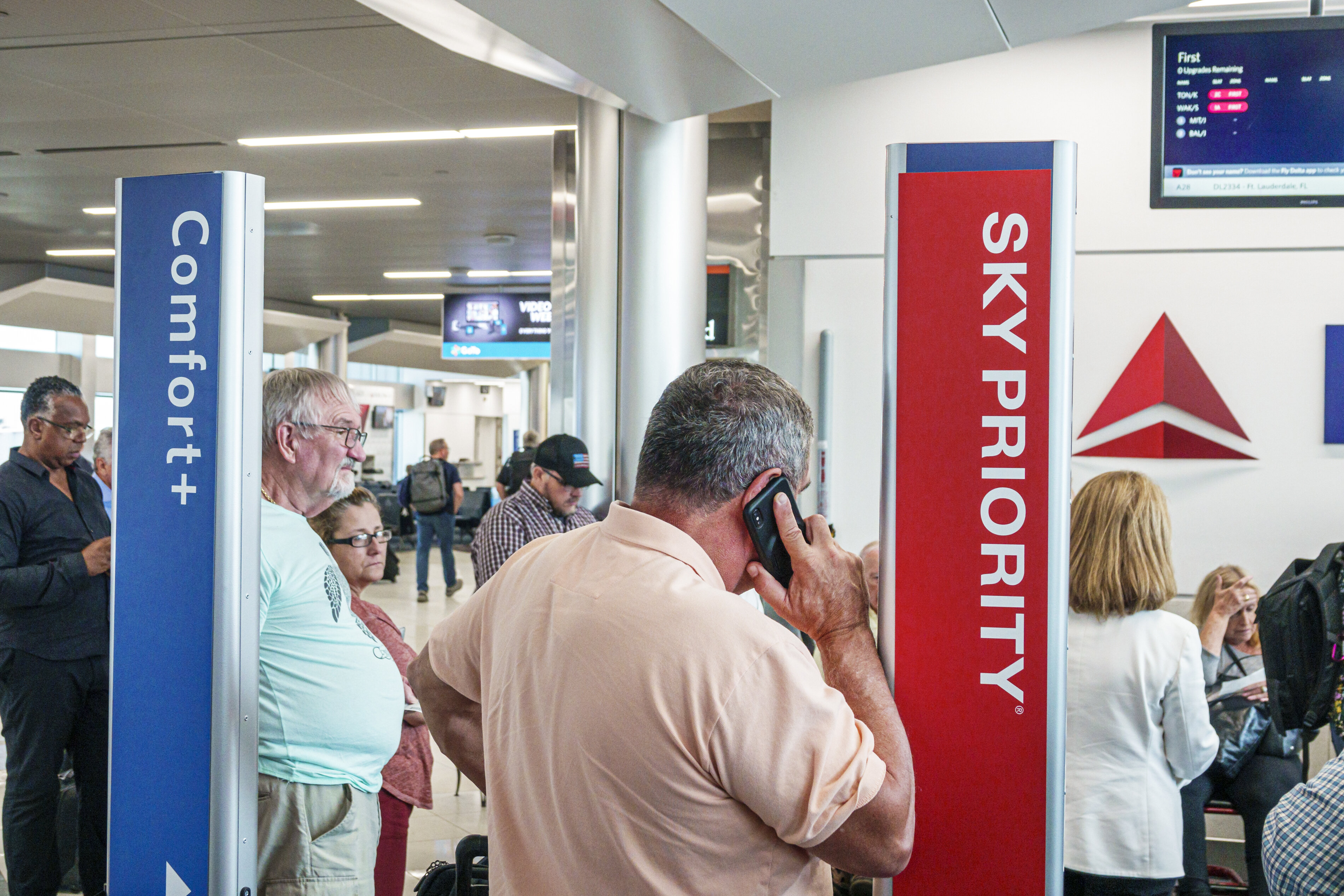 , Hartsfield-Jackson Atlanta International Airport, Delta Airlines, flight boarding Sky Priority, Comfort+ passengers line.