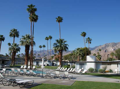 mid-century modern hotel in palm springs