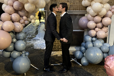 Chicago Rat Hole wedding kiss