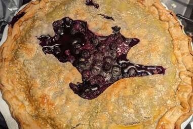 Blueberry pie with Chicago Rat Hole crust