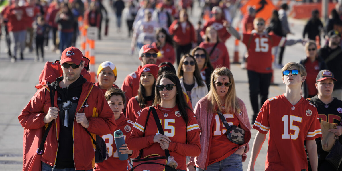 8 to 10 People Injured After Shooting Near Chiefs Parade, Official Says - Vimarsana News