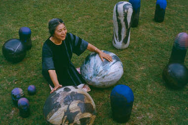Toshiko Takaezu with her stoneware pots in Hawaii in 1987