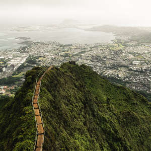 View of the Stairway to Heaven (Ha‘ikū Stairs) hike.