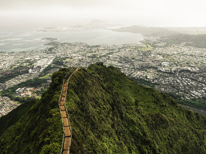 View of the Stairway to Heaven (Ha‘ikū Stairs) hike.