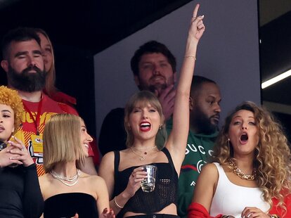 Taylor Swift black dog bar