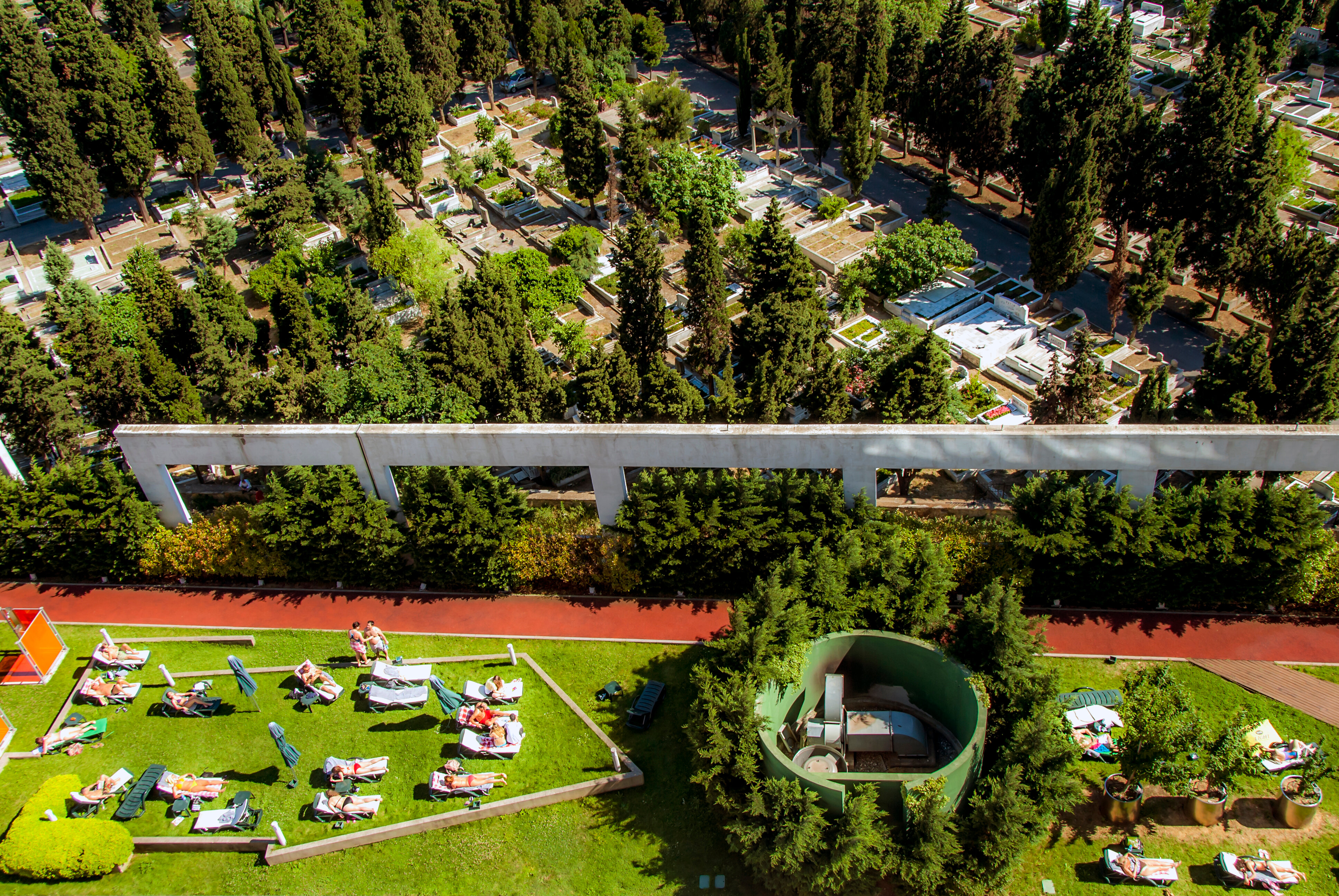 In Istanbul, the Cemeteries Are Full of Life