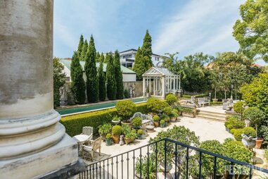 Luxurious Garden Oasis
