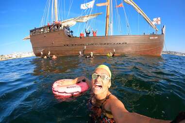 swimmer mayra santos posing for selfie with swim class in portugal