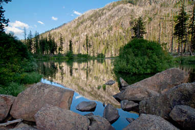 a lake surrounded by rocks and mountains and trees in Washington state