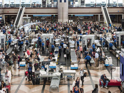 busy tsa line at denver airport