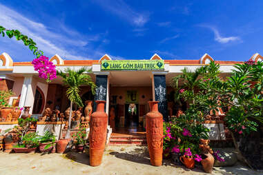 lang gom bau truc pottery store in vietnam front entrance