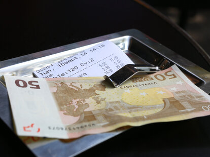 Restaurant check in paris how much to tip when traveling