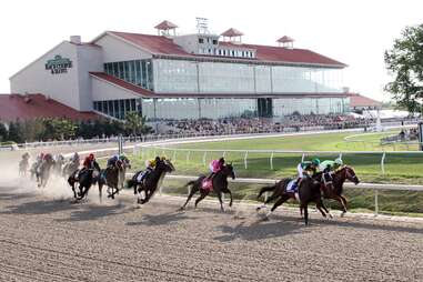 horses racing in the thanksgiving classic new orleans