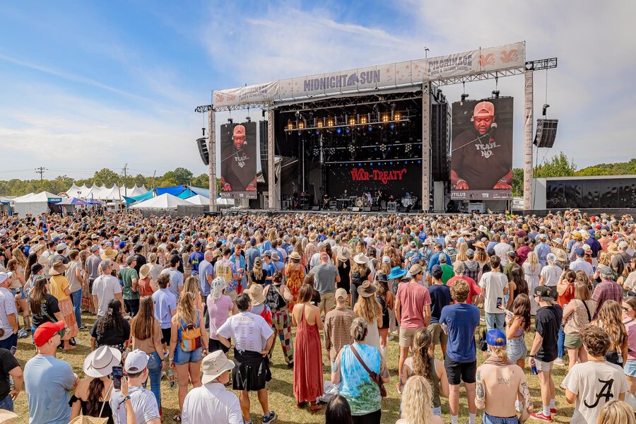 Excited crowd at DMB concert in 2025