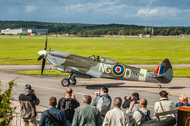 people shooting a Supermarine Spitfire Mk XVI SE-BIR, an British propeller plane, at Göteborg Aero Show.