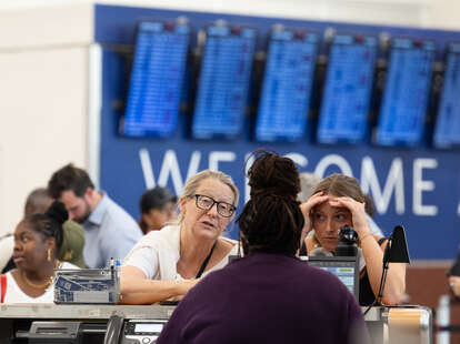 passengers complaining at the delta desk