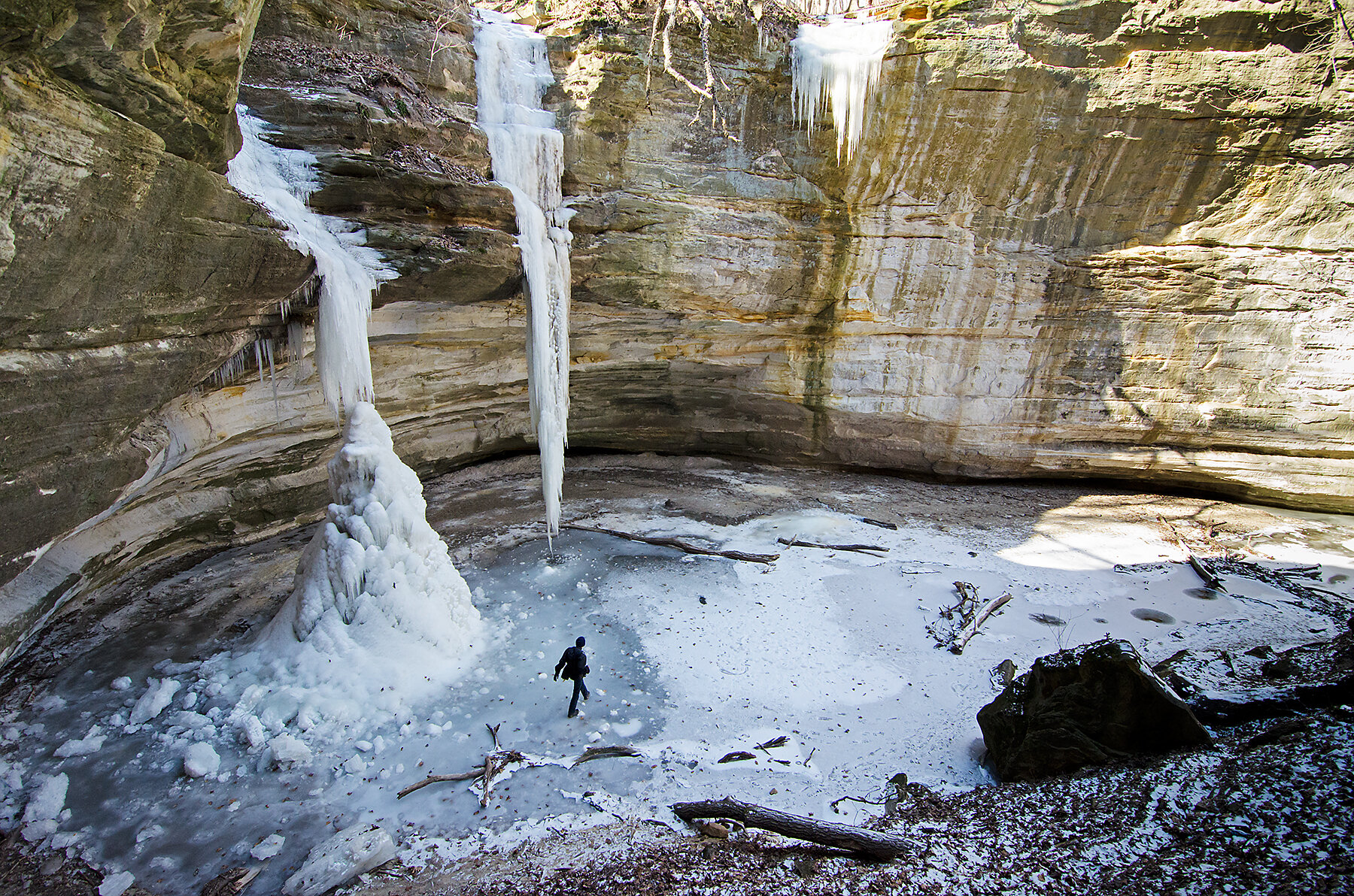 See Frozen Waterfalls at This Otherworldly State Park in Illinois