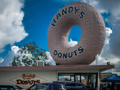 randy’s donuts giant donut in inglewood, california
