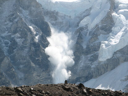 avalanche on Mount Everest