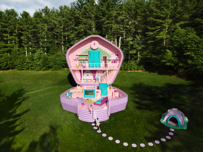 Polly Pocket slumber party compact Airbnb