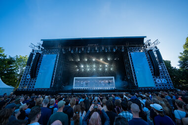 Air performs at Oya Oslo