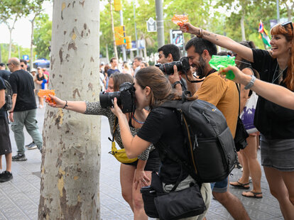 Locals spray tourists with water guns in Barcelona