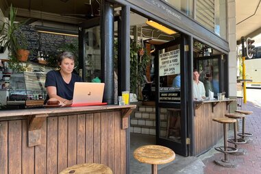 digital nomad works at a cafe