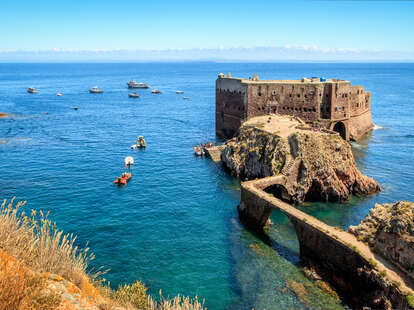 Fort built on a rocky base away from the island and connected to it through stone bridges. It is connected by land or sea by boats that transport people from the fishermen’s port on the island. Peniche is in the background