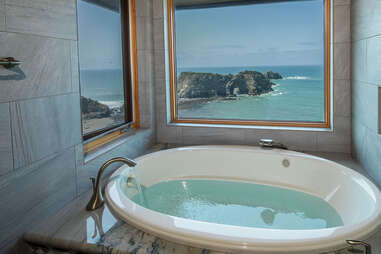 sacred rock inn bathtub with picture window