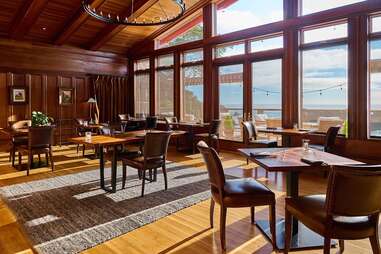 harbor house inn restaurant dining room tables full of light