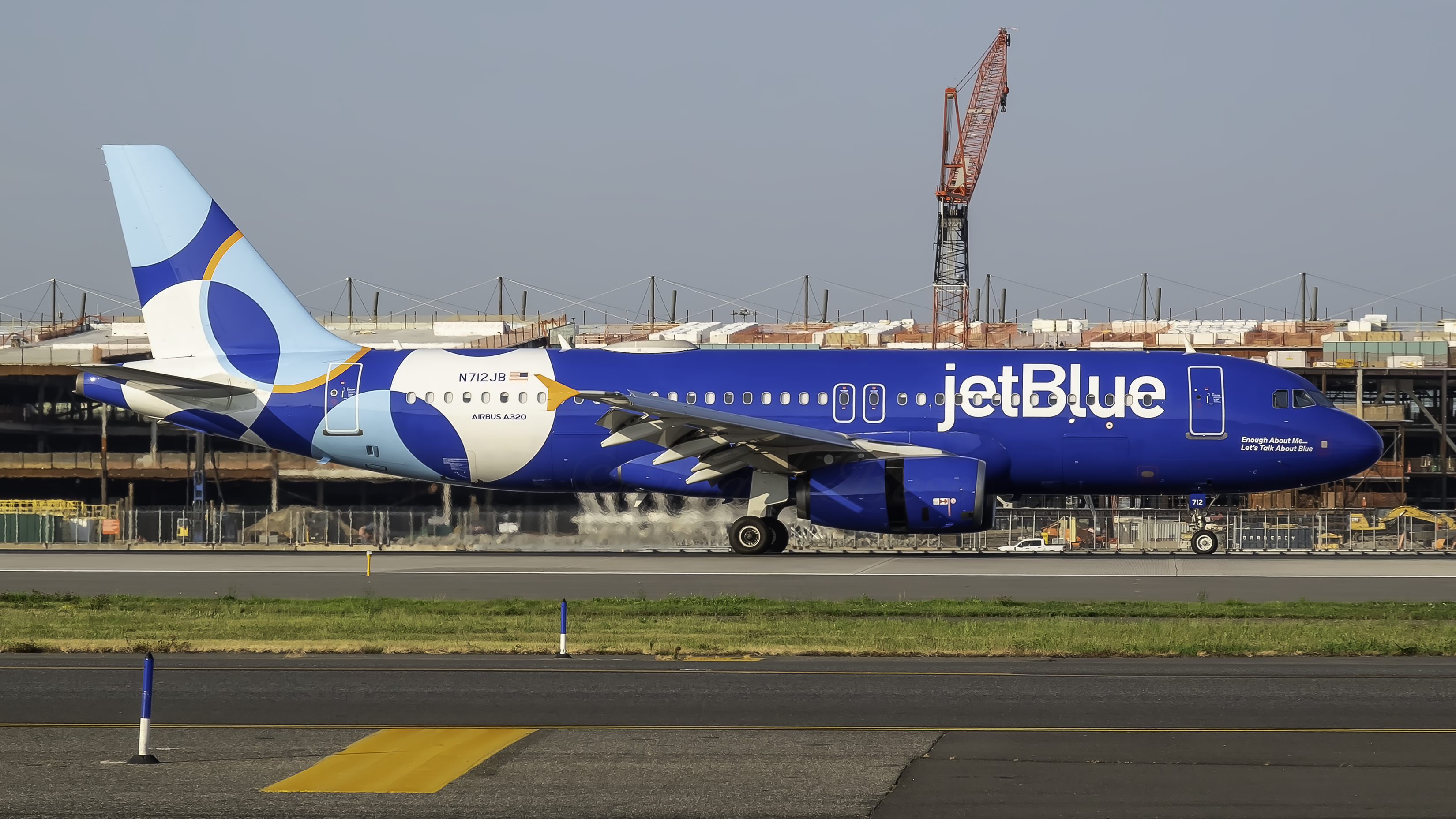 jetblue plane at jfk airport