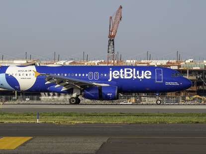 jetblue plane at jfk airport