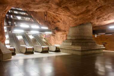 escalator down into radhuset station stockholm